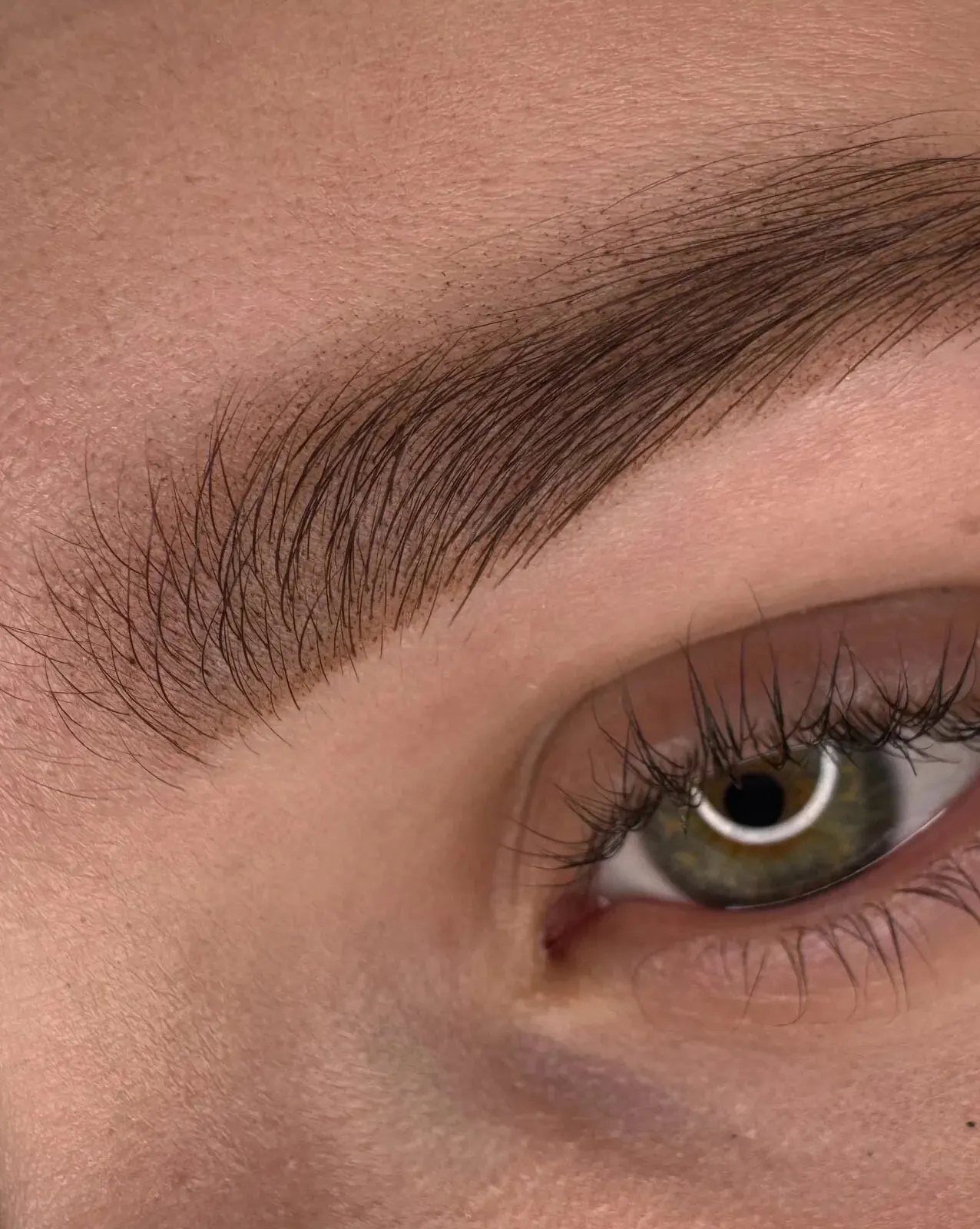 Sprânceană lucrată cu pigmentul iColor Milky Brown